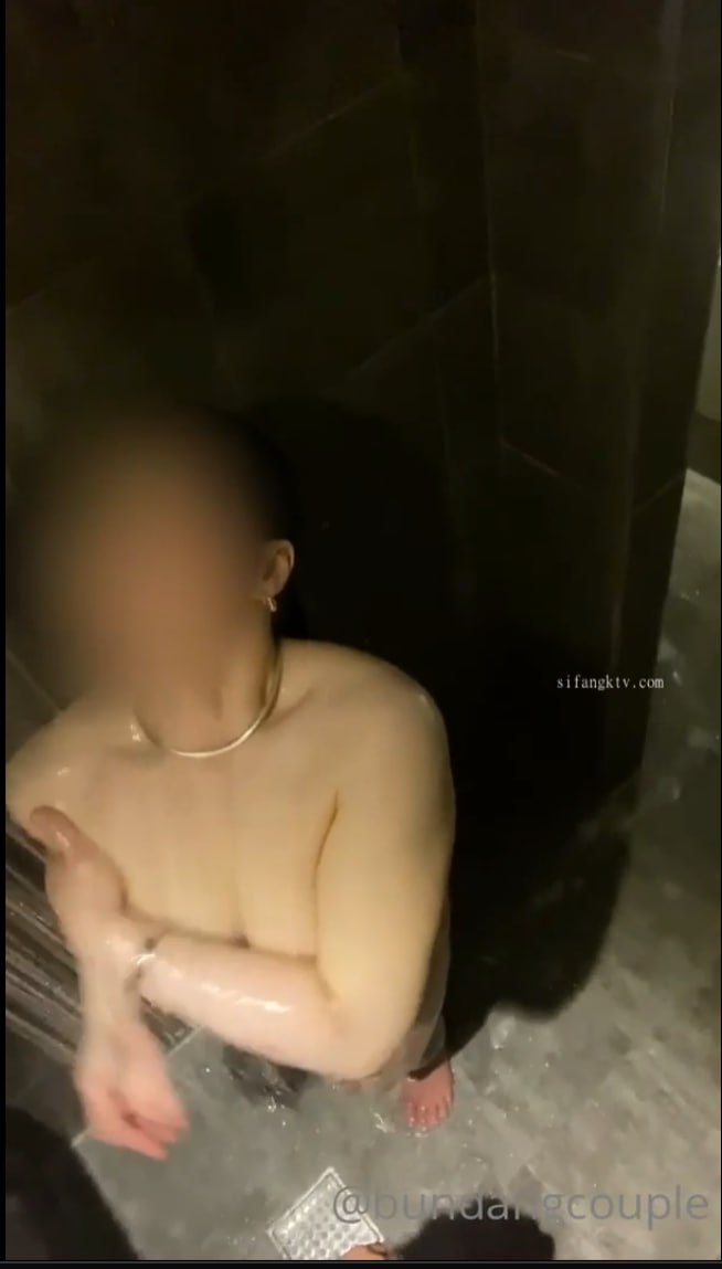 传媒在校生内心极其发差，上午还半推半就